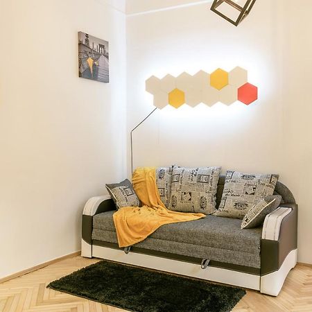 Red And Yellow Apartment Modern Львов Экстерьер фото