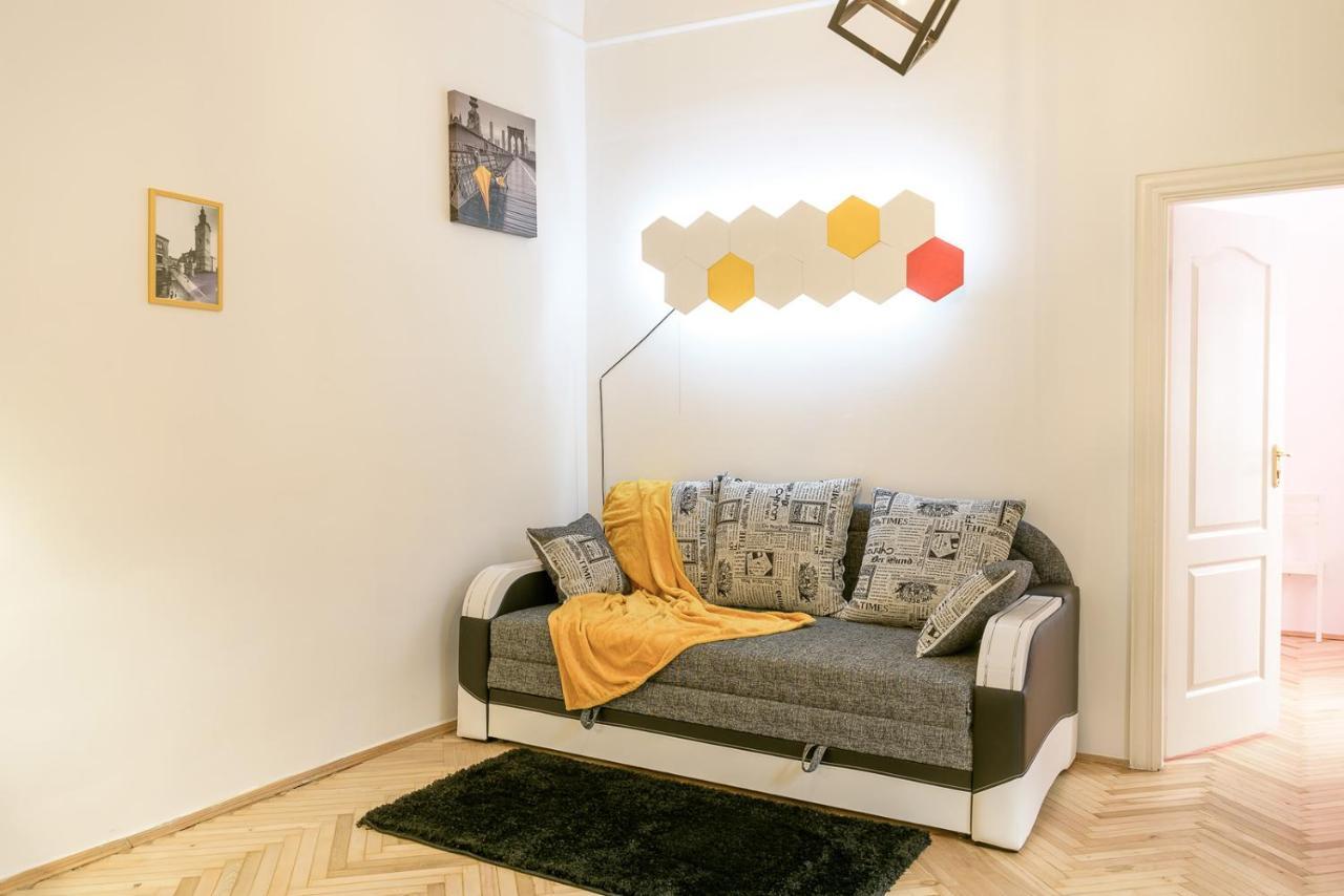 Red And Yellow Apartment Modern Львов Экстерьер фото