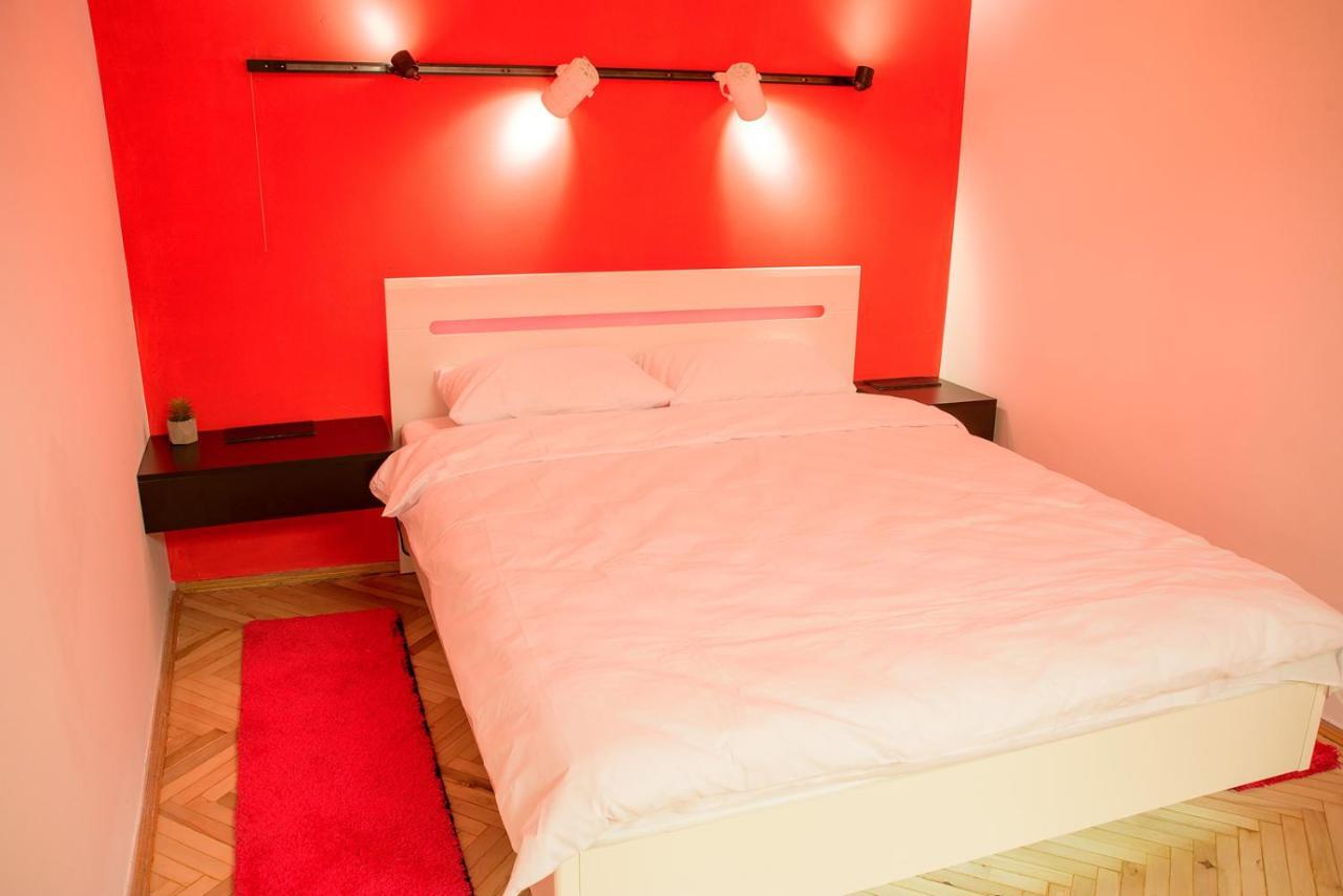 Red And Yellow Apartment Modern Львов Экстерьер фото